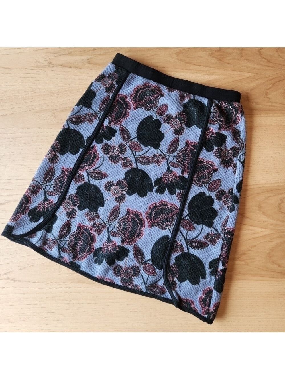 LE LIS ULTRA SOFT TEXTURED LILAC BLACK FLORAL MINI SKIRT SMALL - Picture 2 of 3